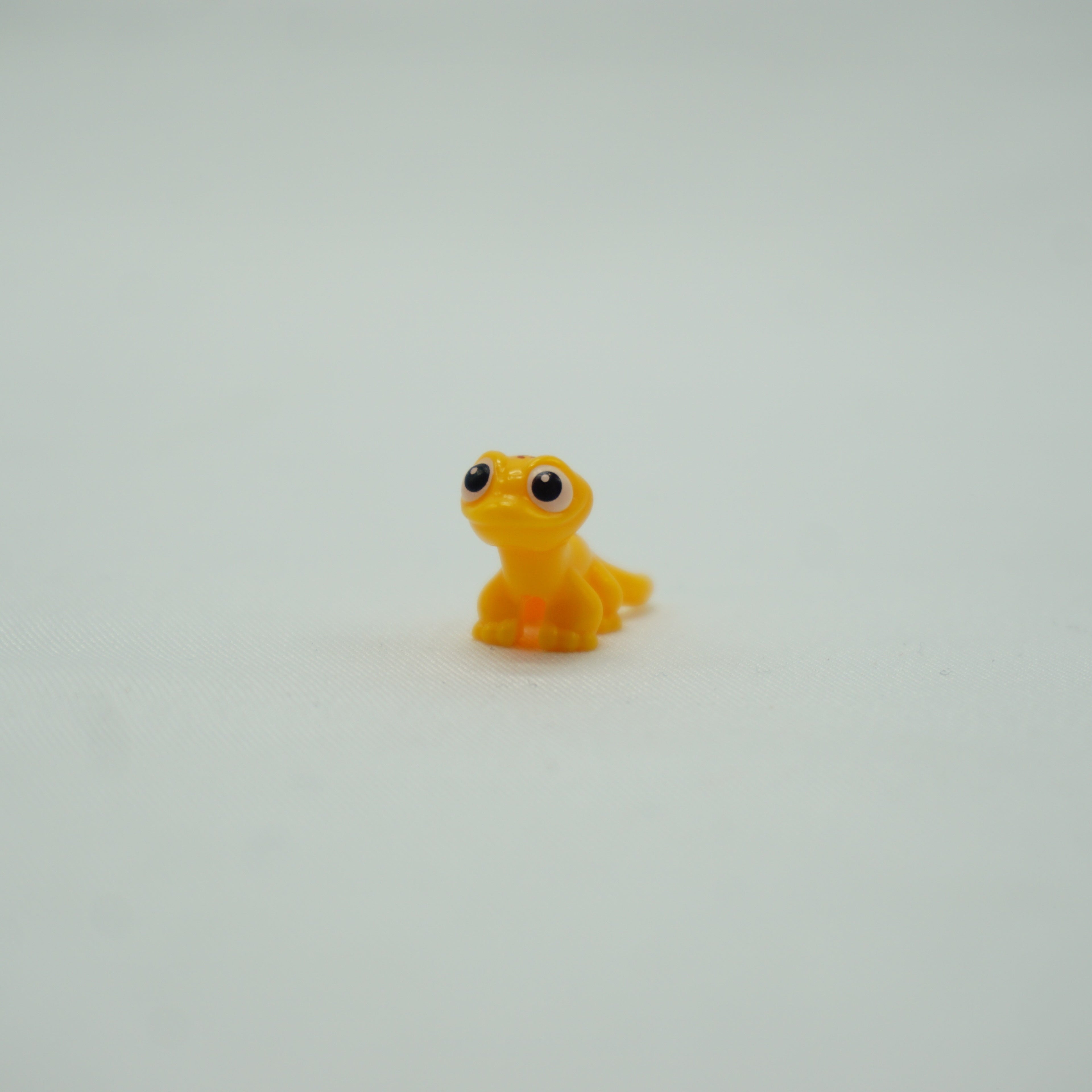 Part 84307pb02 - Salamander / Gecko, Friends with Black and White Eyes and Dark Orange Spots Pattern (Popcorn)